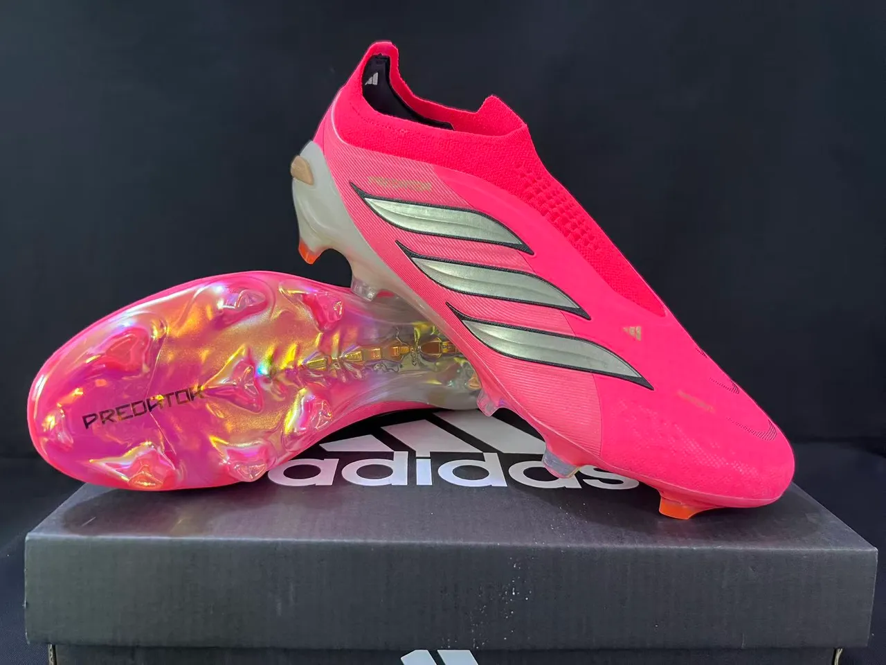 Adidas Predator Chaussures de football rose orange, upper sock-fit, semelle iridescente translucide, sol ferme 17