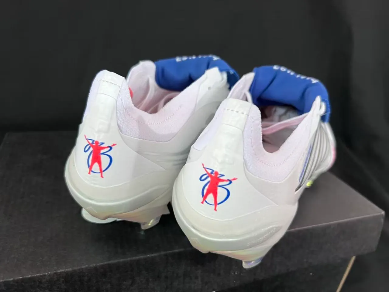 Adidas Predator Branco Azul Sem Cadarços Fechamento de Tirante Iridescente Holográfico Solado Césped Natural Sapatos de Futebol 9