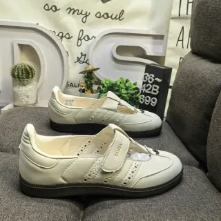 Adidas Samba أحذية رياضية لايف ستايل من الجلد باللون الكريمي بدون أربطة