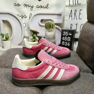 Adidas Samba OG حذاء رياضي وردي وأبيض نمط حياة
