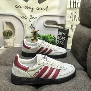 Adidas Spezial Off-White 和 Maroon 生活方式运动鞋