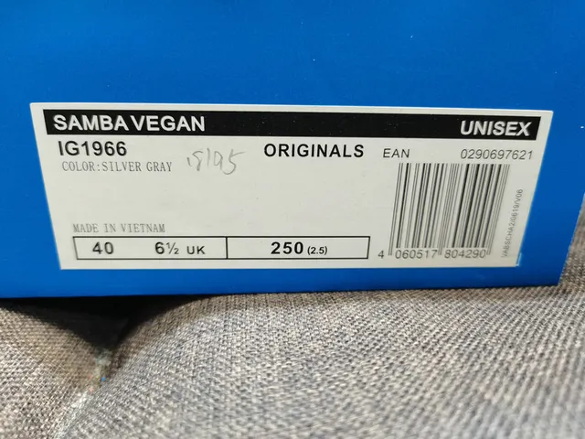 Adidas Spezial أحذية رياضية أسلوب حياة باللون الأبيض والأحمر من السويد 2