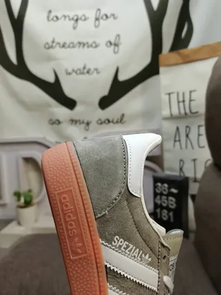 Adidas Spezial أحذية رياضية أسلوب حياة باللون الأبيض والأحمر من السويد 3