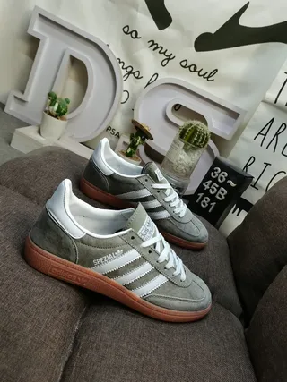 Adidas Spezial أحذية رياضية أسلوب حياة باللون الأبيض والأحمر من السويد 9