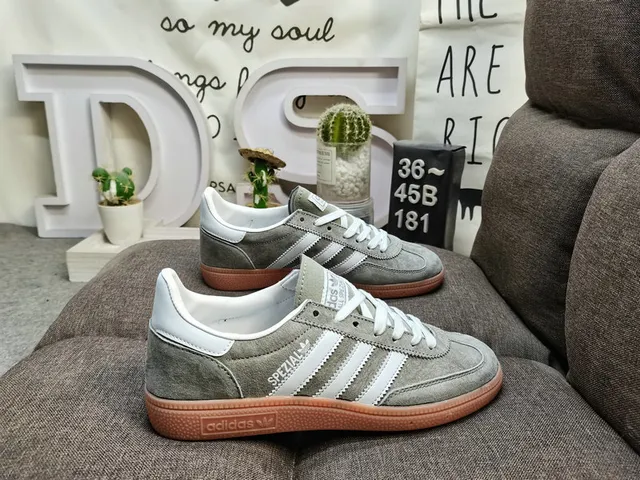 Adidas Spezial أحذية رياضية أسلوب حياة باللون الأبيض والأحمر من السويد 11