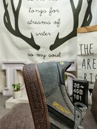Adidas Spezial أحذية رياضية أسلوب حياة باللون الأبيض والأحمر من السويد 13