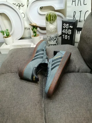 Adidas Spezial أحذية رياضية أسلوب حياة باللون الأبيض والأحمر من السويد 16