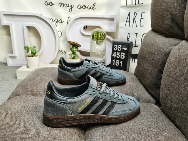 Adidas Spezial أحذية رياضية أسلوب حياة باللون الأبيض والأحمر من السويد 21