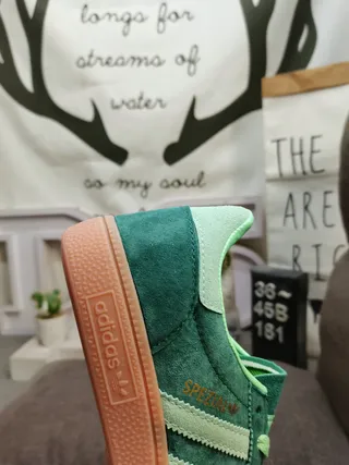 Adidas Spezial أحذية رياضية أسلوب حياة باللون الأبيض والأحمر من السويد 23