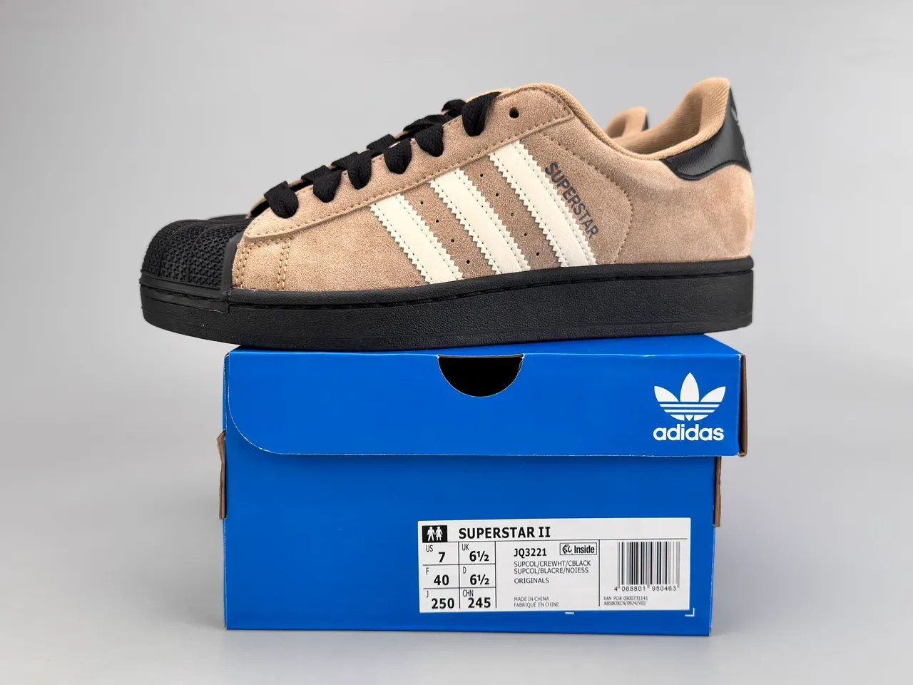 Adidas Superstar भूरा और काला सुड लाइफस्टाइल स्नीकर 2