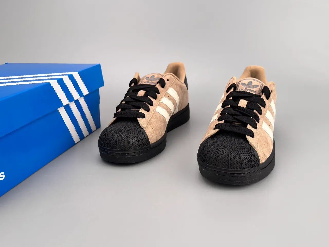 Adidas Superstar भूरा और काला सुड लाइफस्टाइल स्नीकर 3