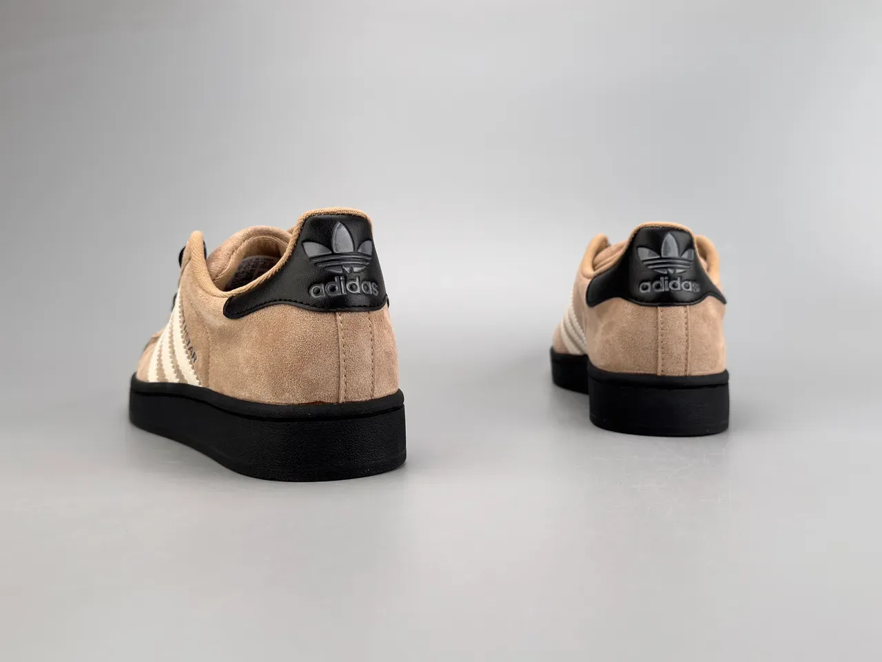 Adidas Superstar भूरा और काला सुड लाइफस्टाइल स्नीकर 4