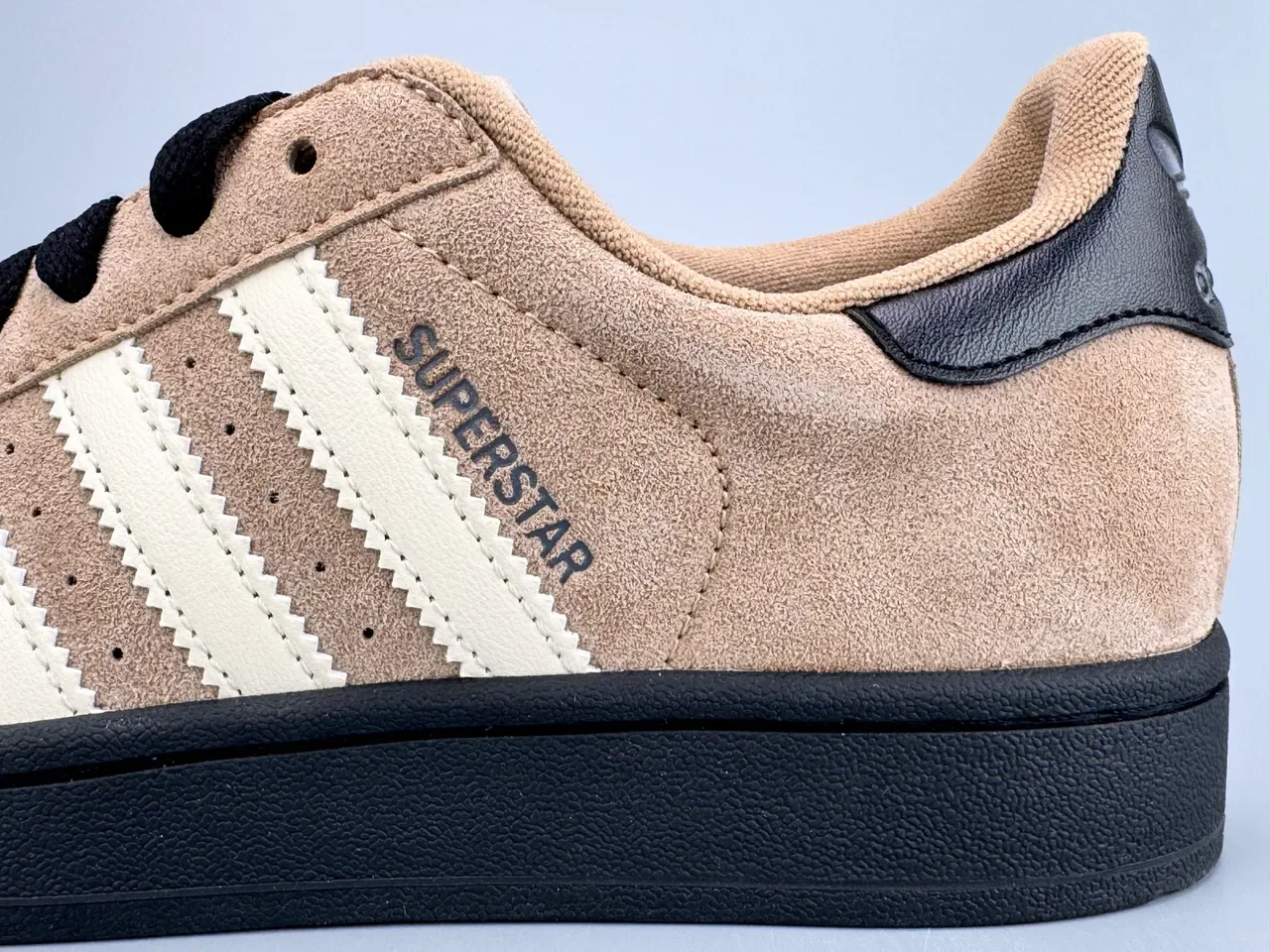 Adidas Superstar भूरा और काला सुड लाइफस्टाइल स्नीकर 5