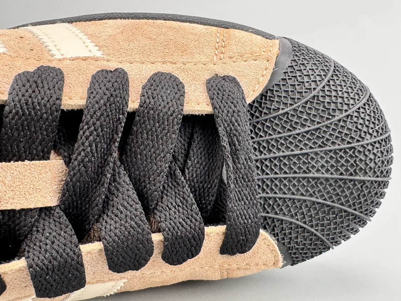 Adidas Superstar भूरा और काला सुड लाइफस्टाइल स्नीकर 6