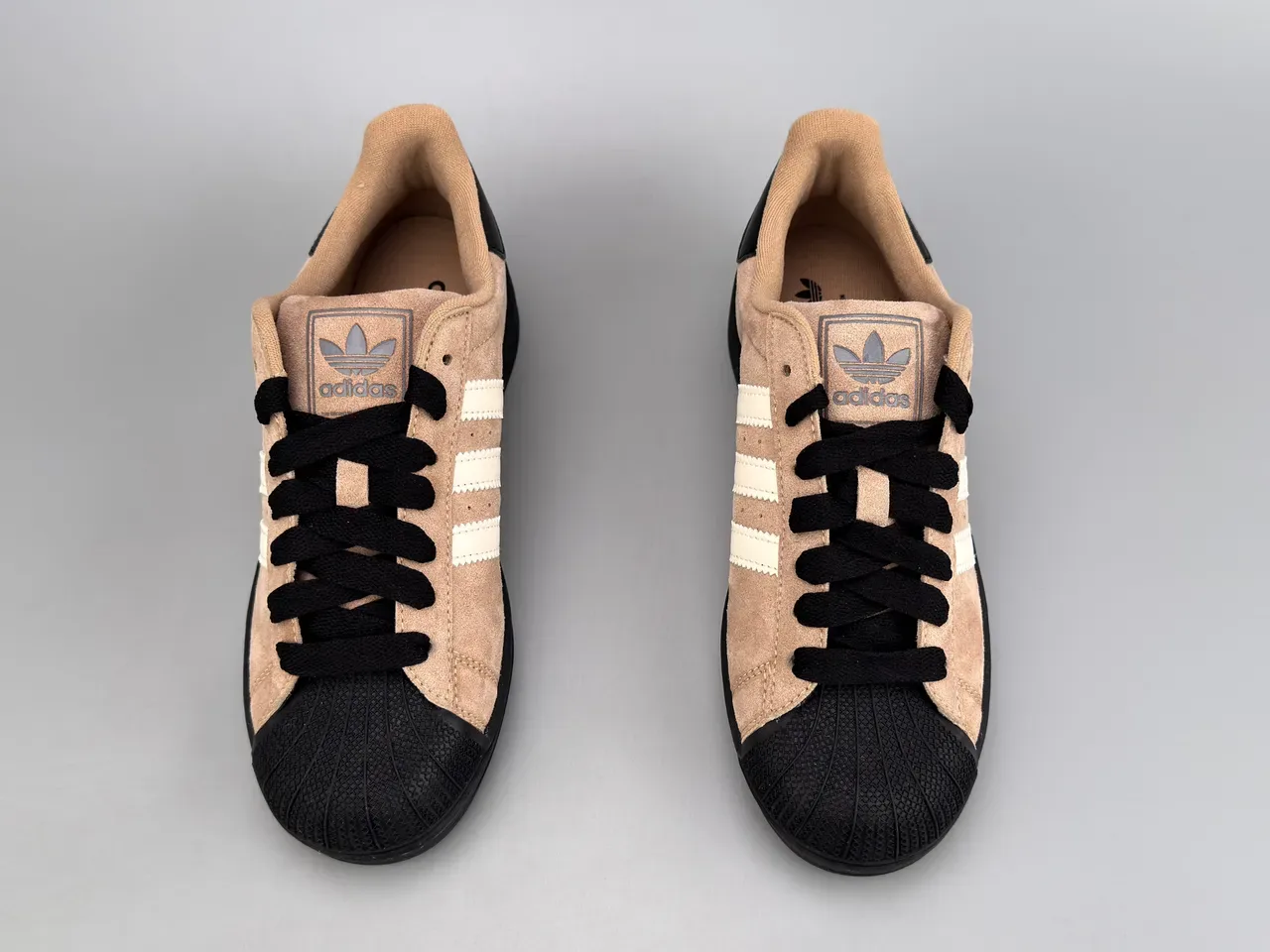 Adidas Superstar भूरा और काला सुड लाइफस्टाइल स्नीकर 7