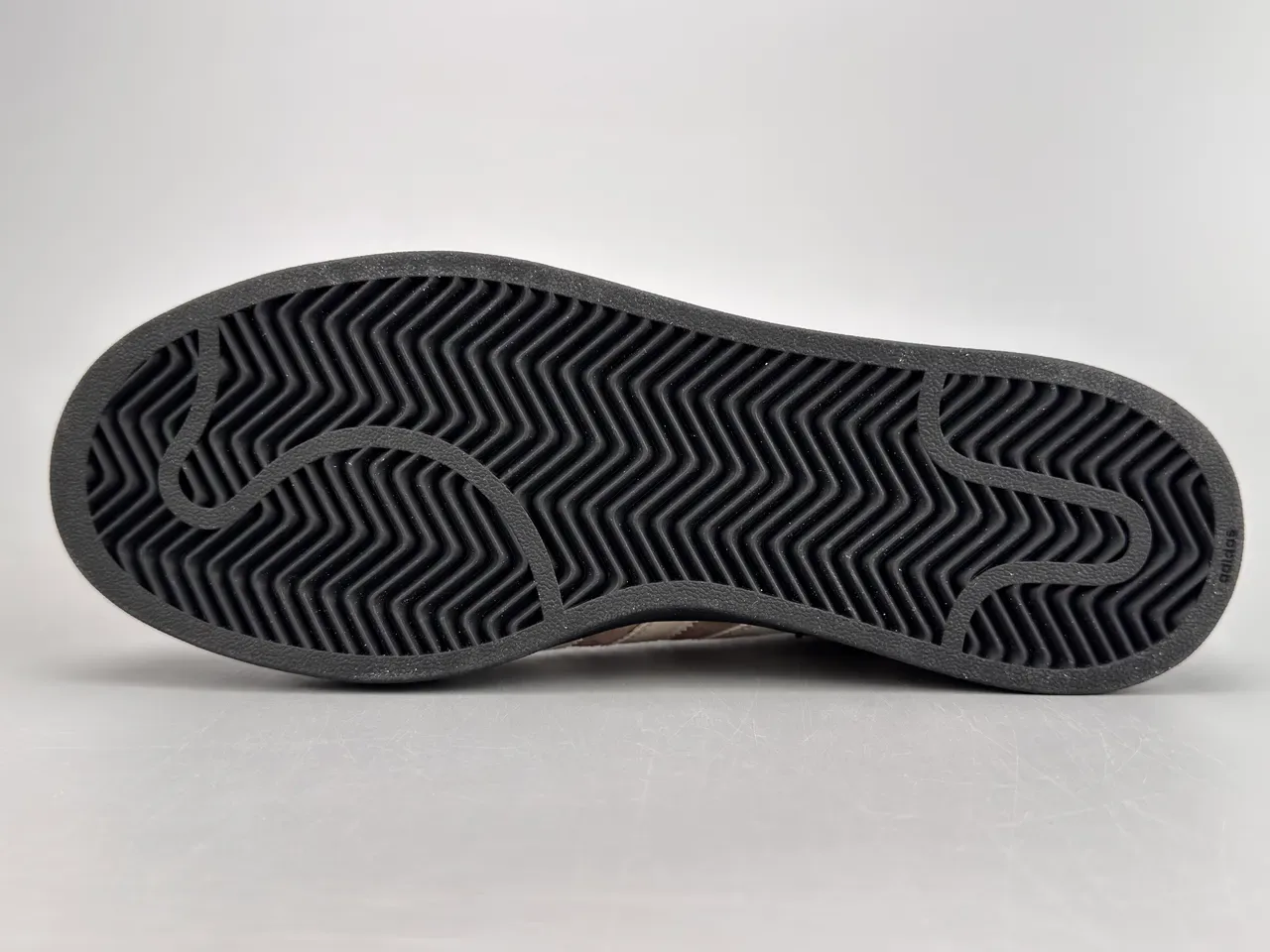 Adidas Superstar भूरा और काला सुड लाइफस्टाइल स्नीकर 8