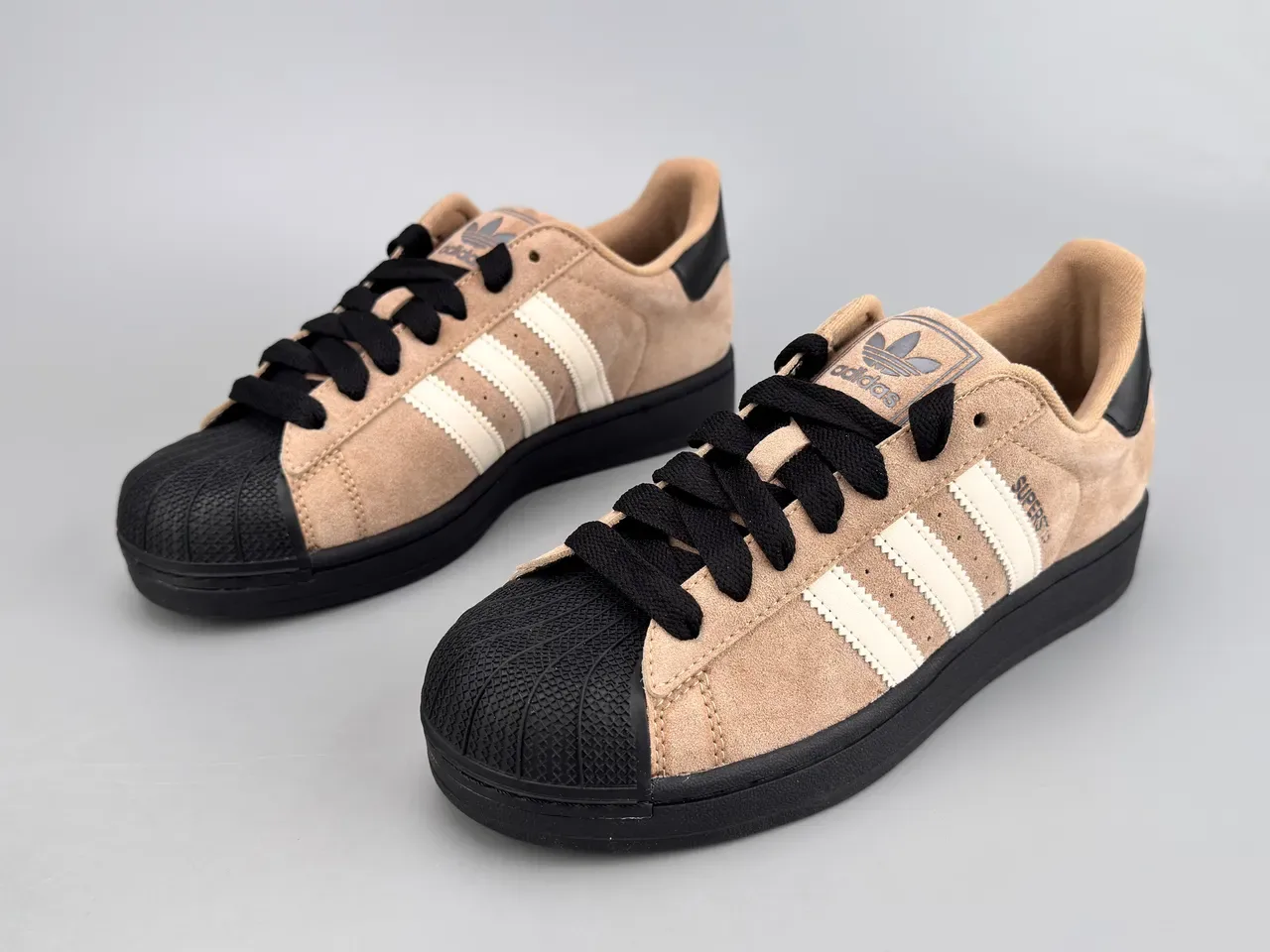 Adidas Superstar भूरा और काला सुड लाइफस्टाइल स्नीकर 9