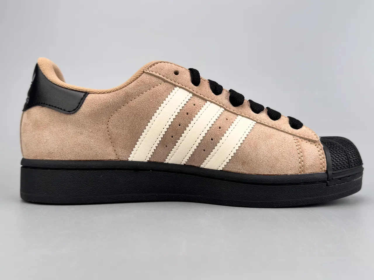 Adidas Superstar भूरा और काला सुड लाइफस्टाइल स्नीकर 10