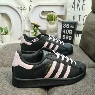 Adidas Superstar حذاء رياضي للنمط الحياتي أسود ووردي