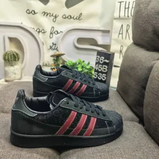 Adidas Superstar حذاء رياضي أسود وأحمر للأسلوب الحياتي