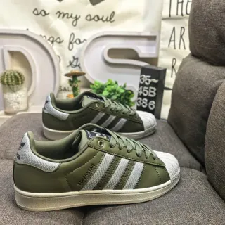 Adidas Superstar أخضر زيتوني وفضي حذاء لايف ستايل رياضي