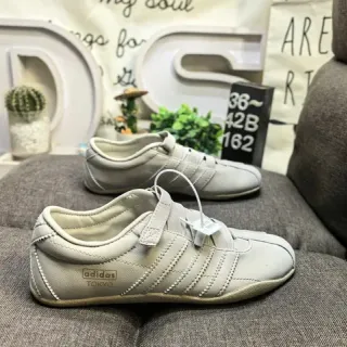 Adidas Tokyo حذاء رياضي بدون أربطة مع حزام بلون بيج أسلوب حياة حذاء