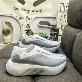 Adidas Ultraboost أبيض رمادي أعلى محبوك وسط رغوة مصورة حياة الرياضة