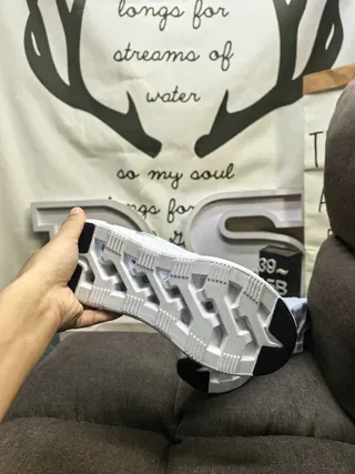 Adidas Tênis de Corrida Brancos e Prateados de Malha 4