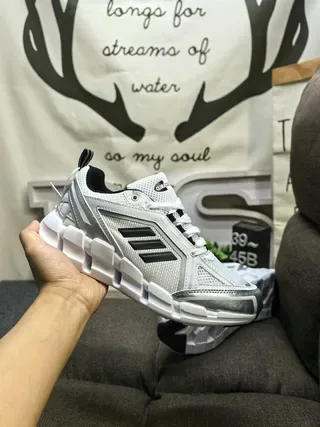 Adidas Tênis de Corrida Brancos e Prateados de Malha 5