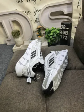 Adidas Tênis de Corrida Brancos e Prateados de Malha 6