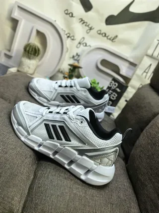 Adidas Tênis de Corrida Brancos e Prateados de Malha 7