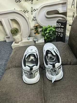 Adidas Tênis de Corrida Brancos e Prateados de Malha 8