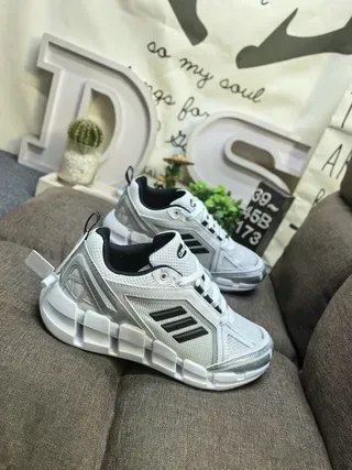 Adidas Tênis de Corrida Brancos e Prateados de Malha 9