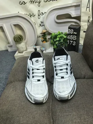 Adidas Tênis de Corrida Brancos e Prateados de Malha 10
