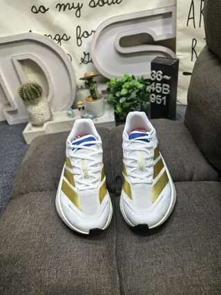 Adidas Blanc Or Sneakers Lifestyle Légères Avec Supérieure En Tricot Et Branding À Trois Rayures 10