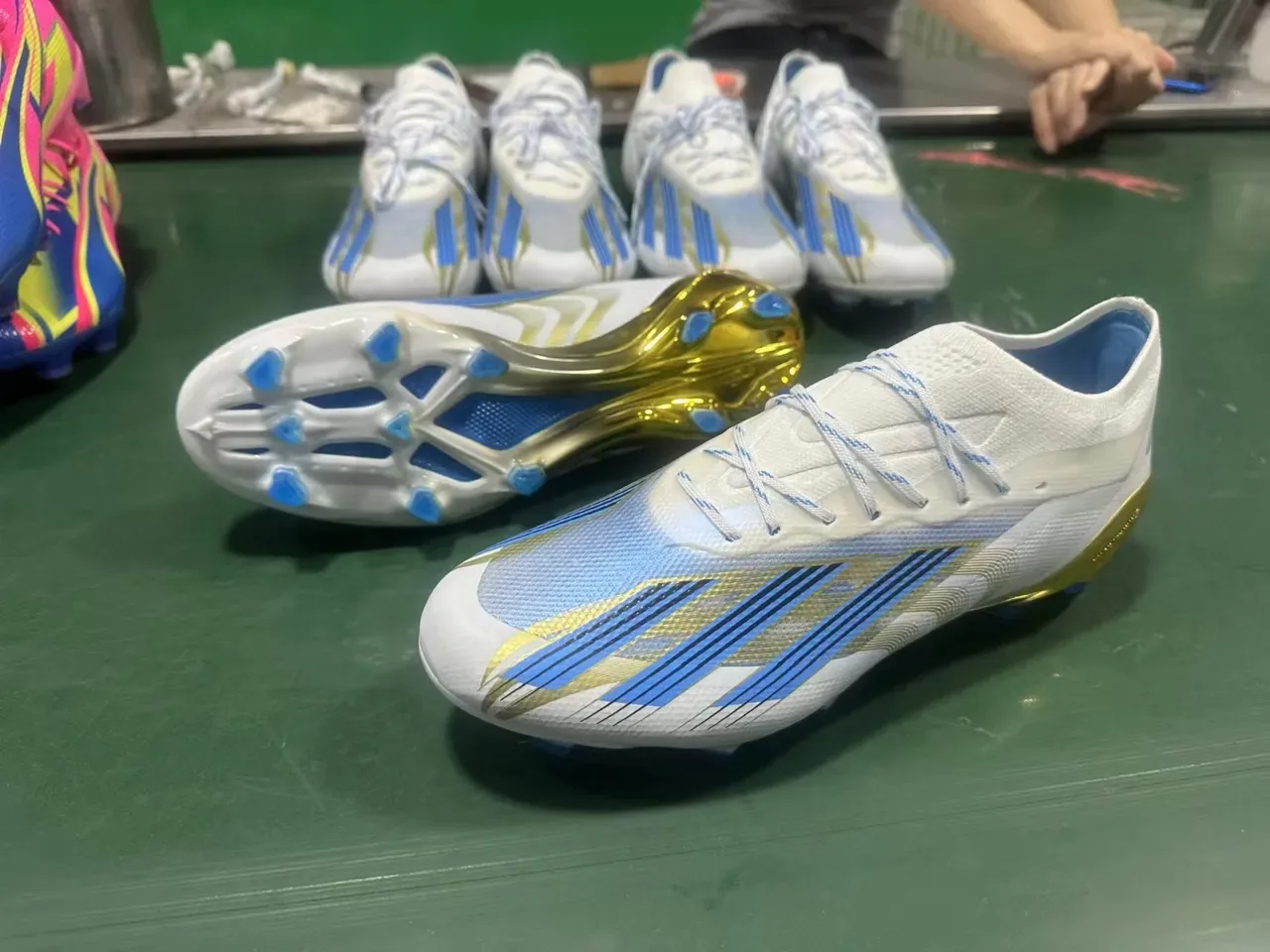Adidas Sapatos de futebol brancos e dourados de baixo corte, parte superior sintética, calcanhar translúcido, superfície firme 8