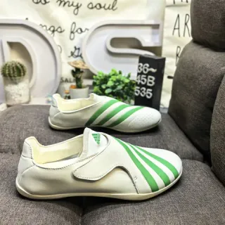 Adidas أحذية كاجوال بيضاء وخضراء مع إغلاق حزام مطاطي سهل الارتداء