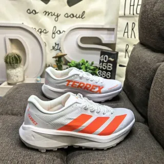 Adidas tênis de corrida branco e laranja low-top com upper de malha