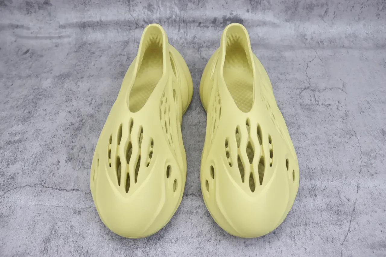Adidas Yeezy Foam Runner 淡黄色生活运动鞋 2