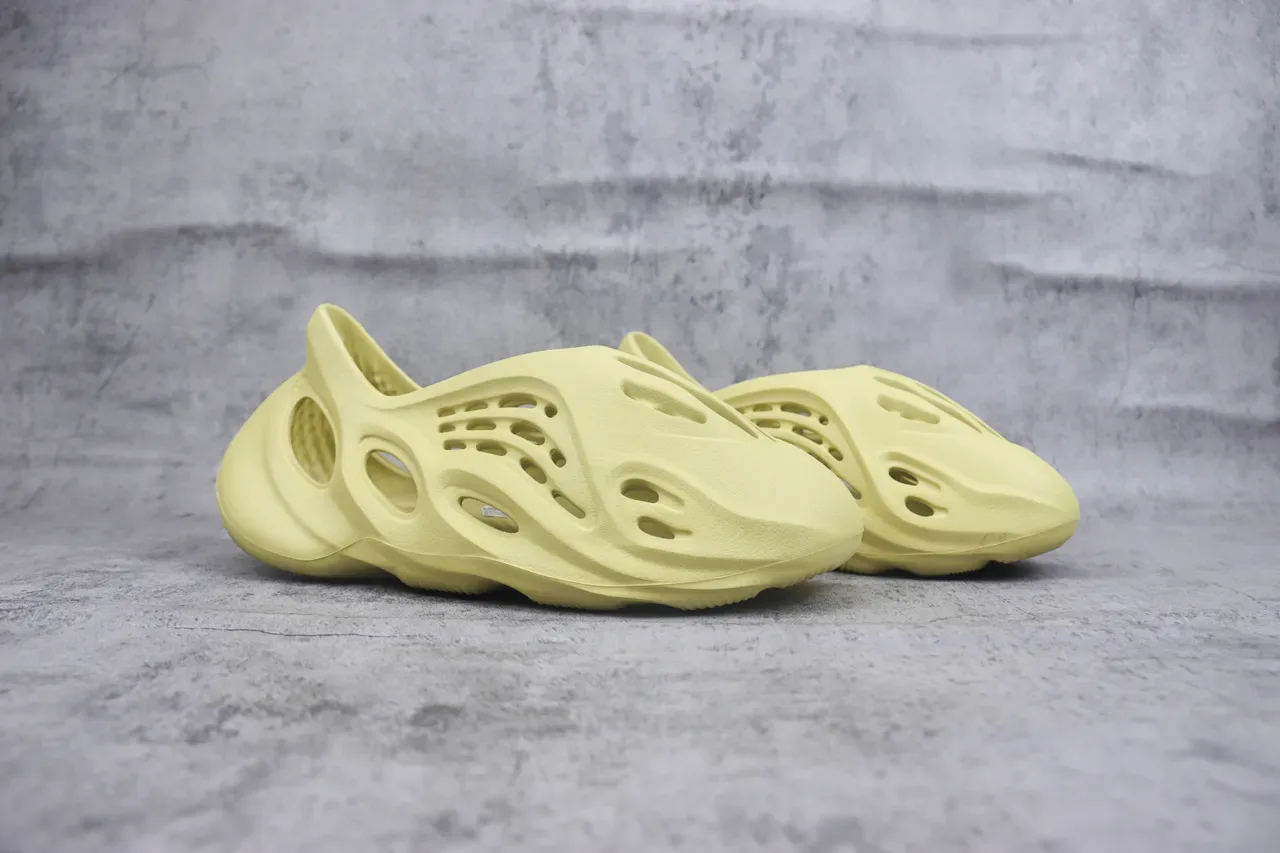 Adidas Yeezy Foam Runner 淡黄色生活运动鞋 3