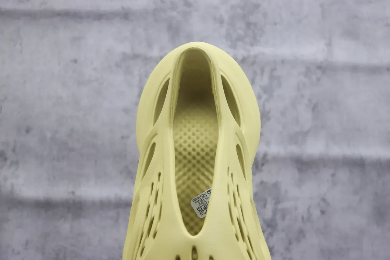 Adidas Yeezy Foam Runner 淡黄色生活运动鞋 4