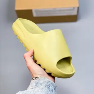 Adidas Yeezy Slide हल्का पीला मोल्डेड स्लिपर्स