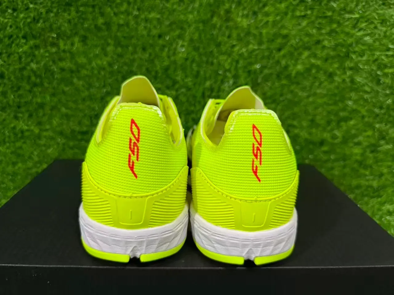Adidas 黄白霓虹合成鞋面 黑色三条纹 人工草坪足球鞋 2
