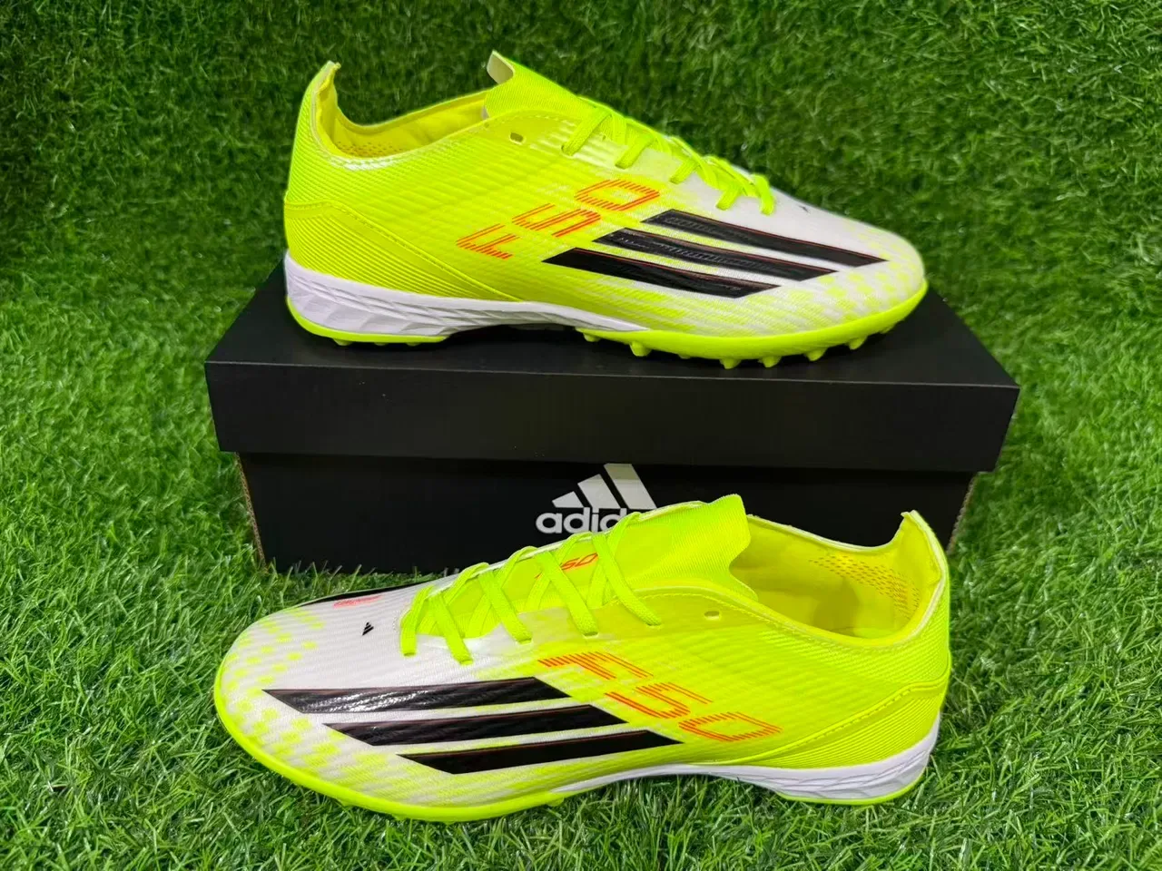Adidas 黄白霓虹合成鞋面 黑色三条纹 人工草坪足球鞋 3