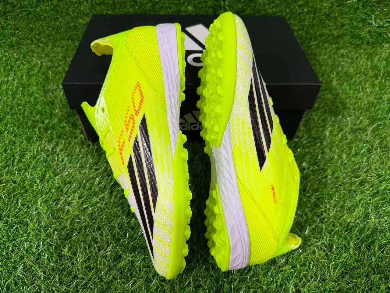 Adidas 黄白霓虹合成鞋面 黑色三条纹 人工草坪足球鞋 4