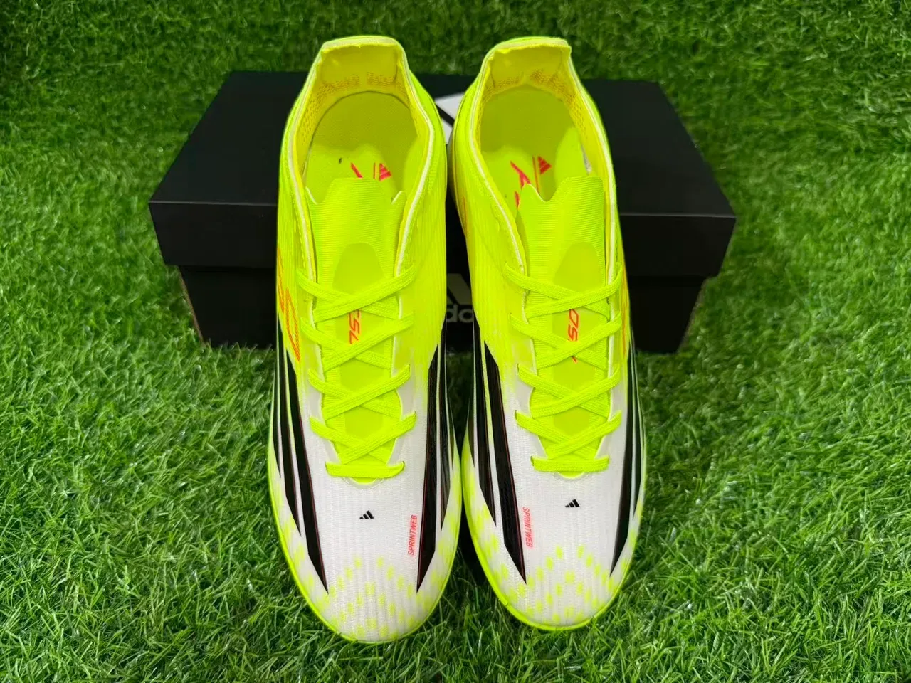 Adidas 黄白霓虹合成鞋面 黑色三条纹 人工草坪足球鞋 5
