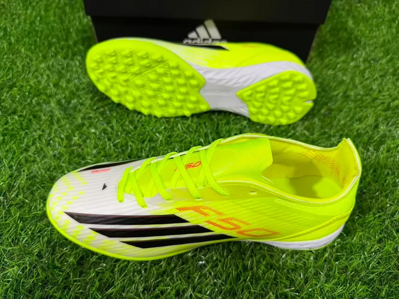 Adidas 黄白霓虹合成鞋面 黑色三条纹 人工草坪足球鞋 6