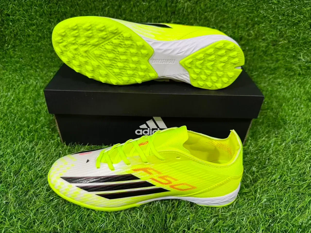 Adidas 黄白霓虹合成鞋面 黑色三条纹 人工草坪足球鞋 7