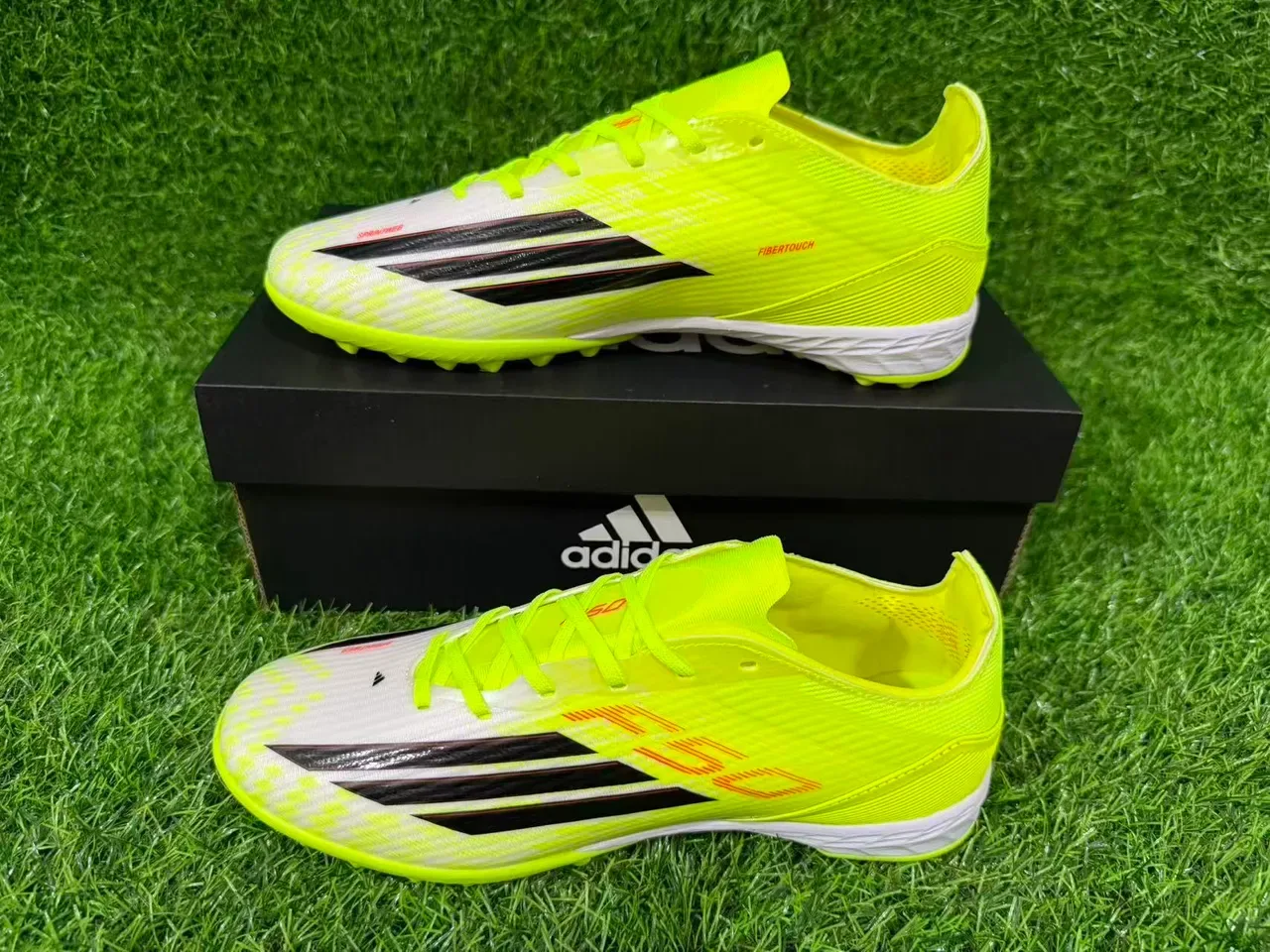 Adidas 黄白霓虹合成鞋面 黑色三条纹 人工草坪足球鞋 8
