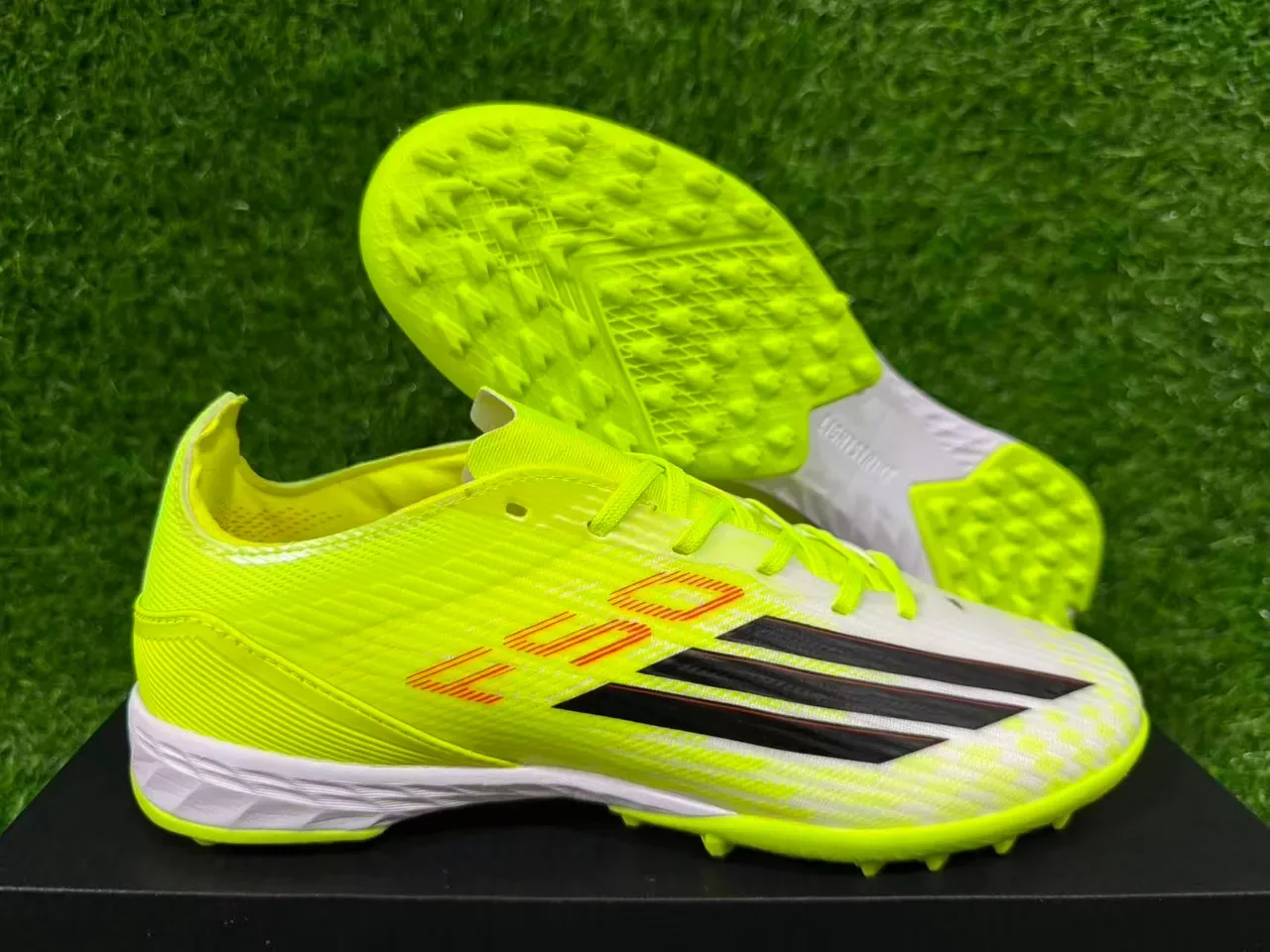 Adidas 黄白霓虹合成鞋面 黑色三条纹 人工草坪足球鞋 9